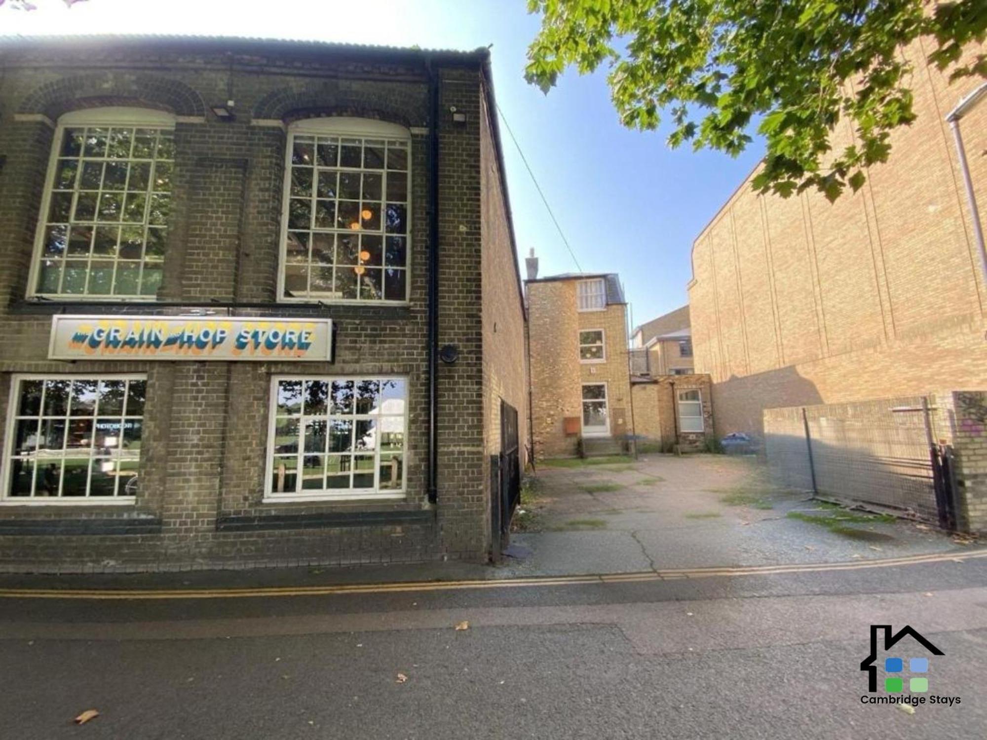 Apartment - 1 Bedroom Located Near Park *